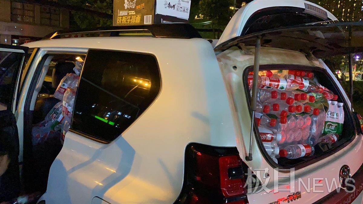 带上发电机、矿泉水和泡面,湖北小伙连夜赶往河南运送救援物资 带上发电机、矿泉水和泡面,湖北小伙连夜赶往河南运送救援物资