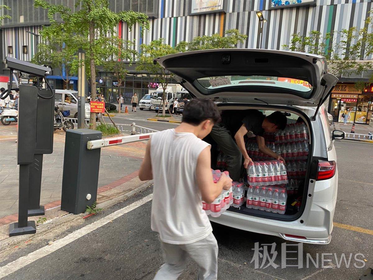 带上发电机、矿泉水和泡面,湖北小伙连夜赶往河南运送救援物资 带上发电机、矿泉水和泡面,湖北小伙连夜赶往河南运送救援物资